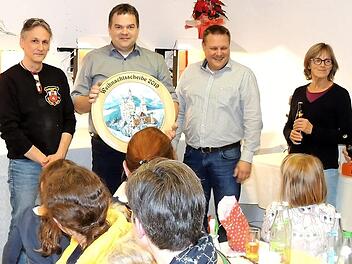 Das sind die Preisträger des Nuss-Schießens mit dem Vorstand der Schützengilde Höchstadt: von links Zweiter Vorsitzender Stefan Schwarzmann, Schützenmeister Alexander Weigt, der Erstplatzierte Robert Fehm, Vorsitzender Holger Weirowski, die Drittplatzierte Eugenie Porzner-Schirl und der Zweitplatzierte Jürgen Päßler. Foto: Dieter Gropp