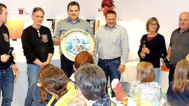 Das sind die Preisträger des Nuss-Schießens mit dem Vorstand der Schützengilde Höchstadt: von links Zweiter Vorsitzender Stefan Schwarzmann, Schützenmeister Alexander Weigt, der Erstplatzierte Robert Fehm, Vorsitzender Holger Weirowski, die Drittplatzierte Eugenie Porzner-Schirl und der Zweitplatzierte Jürgen Päßler. Foto: Dieter Gropp