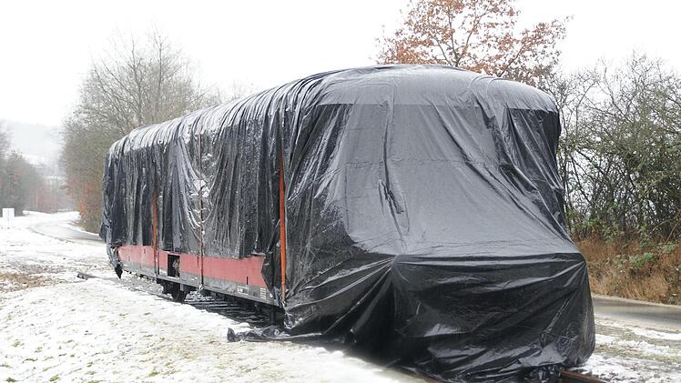 Um das Innere vor der Witterung zu schützen, wurde der Wagen in Folie gepackt. Foto: Steffen Standke