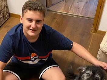 Neustadt: Felix (16) verliert beide Unterschenkel durch Infektion - Familie "&uuml;berw&auml;ltigt" von Hilfsbereitschaft