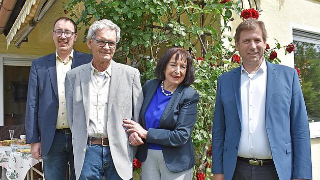 Das Ehepaar Carola und Jimmy Ruth erhielt auch Glückwünsche von Bürgermeister Martin Walz (l.) und Landrat Hermann Ulm.