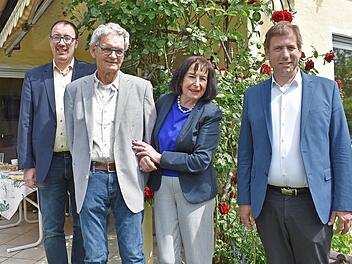 Das Ehepaar Carola und Jimmy Ruth erhielt auch Glückwünsche von Bürgermeister Martin Walz (l.) und Landrat Hermann Ulm.