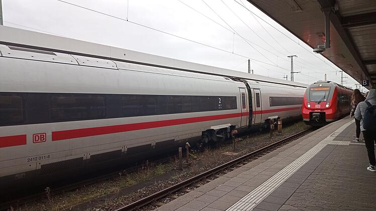 Hauptbahnhof Nürnberg, Ankunft, Zug, ICE, RE, Regionalexpress, S-Bahn, Gleise, Bahnsteig