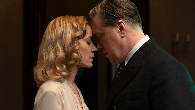 Gef&auml;hrliche Aff&auml;re: Ex-Schauspielerin Marleen Baumann (Jeanette Hain) und Gestapomann Buback (Nicholas Ofczarek) kommen sich langsam n&auml;her.