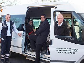 Der Kreisverband Bad Kissingen nutzt ein neues Fahrzeug. Unter anderem war es in Steinach im Einsatz. Unser Bild zeigt (von links) Reinhold Lang (Fahrer), Zeliha Celebi (Rollstuhlfahrerin), Thomas Stadler (Kreisgeschäftsführer) und Manuel Vorndran (Fuhrparkleiter).  Foto: Björn Hein