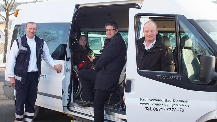 Der Kreisverband Bad Kissingen nutzt ein neues Fahrzeug. Unter anderem war es in Steinach im Einsatz. Unser Bild zeigt (von links) Reinhold Lang (Fahrer), Zeliha Celebi (Rollstuhlfahrerin), Thomas Stadler (Kreisgeschäftsführer) und Manuel Vorndran (Fuhrparkleiter).  Foto: Björn Hein