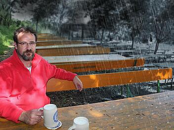 Norbert Fischer hat auf seinem Keller in Zentbechhofen im verregneten Mai starke Umsatzeinbußen hinnehmen müssen. Foto: Andreas Dorsch / Montage: Franziska Schäfer