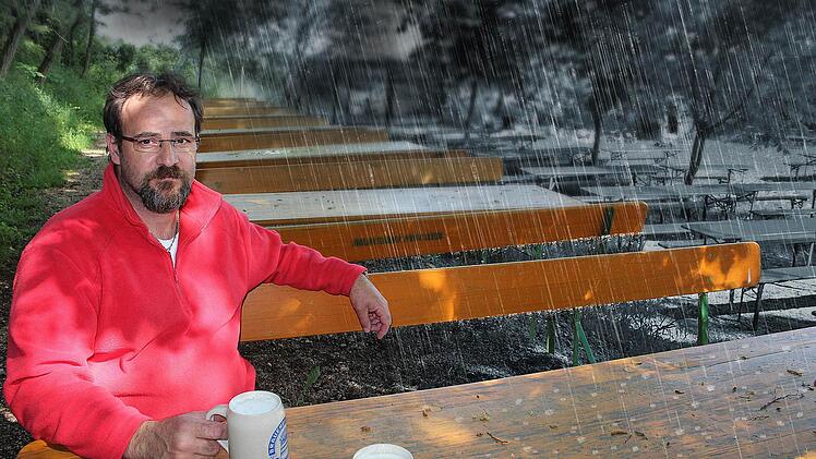 Norbert Fischer hat auf seinem Keller in Zentbechhofen im verregneten Mai starke Umsatzeinbußen hinnehmen müssen. Foto: Andreas Dorsch / Montage: Franziska Schäfer