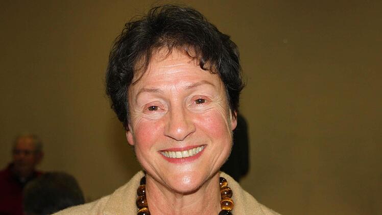 "Das Stadtblatt kommt bei mir am Schlossberg leider nicht an", berichtete Gudrun Heil-Franke. Eine Umfrage unter den gut 100 Besuchern der Bürgerversammlung ergab jedoch, dass nur zwei Bürgerinnen das Mitteilungsblatt der Stadt nicht bekommen haben. Trotzdem rief OB Blankenburg alle Bürger dazu auf, sich bei der Stadt zu melden, falls das Stadtblatt nicht ankommt. "Schließlich bezahlen wir Geld dafür, dass es an alle Haushalte verteilt wird."