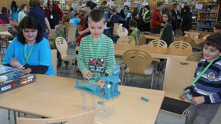 "Volltreffer" - Simon zerstört ein Raumschiff, das er zuvor zusammengebastelt hat.