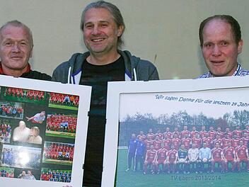 Unter stehenden Ovationen der Mitglieder wurde der Eberner Trainer Joachim Kraft (Mitte), der eineinhalb Jahrzehnt überragende Arbeit beim TV abgeliefert hat, von Abteilungsleiter Hilmar Holwarth (links) und Spielleiter Michael Schnitzer in den "Ruhestand" verabschiedet. Foto: Wolfgang Diez