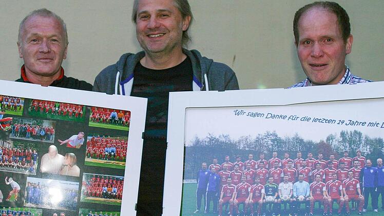 Unter stehenden Ovationen der Mitglieder wurde der Eberner Trainer Joachim Kraft (Mitte), der eineinhalb Jahrzehnt überragende Arbeit beim TV abgeliefert hat, von Abteilungsleiter Hilmar Holwarth (links) und Spielleiter Michael Schnitzer in den "Ruhestand" verabschiedet. Foto: Wolfgang Diez