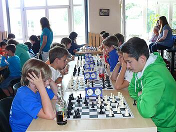 Spannung pur an den Brettern. Jeder Zug will wohl überlegt sein. Fotos: kpw