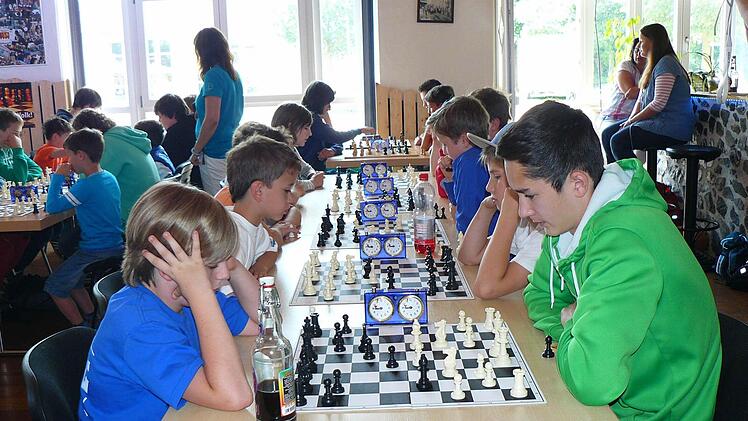 Spannung pur an den Brettern. Jeder Zug will wohl überlegt sein. Fotos: kpw