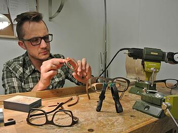 Der Ziegelangerer "Brillenmacher" in seiner Werkstatt: Mit kritischem Blick prüft Philipp Klauer sein handgefertigtes Objekt. Fotos: Sina Mattheus