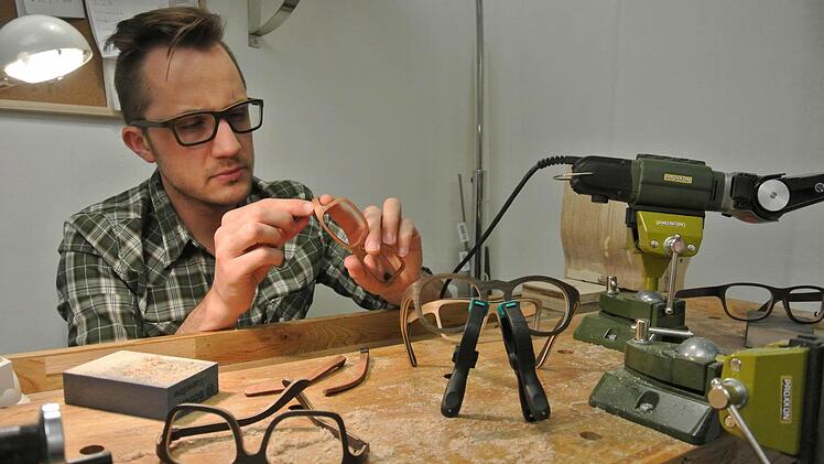 Der Ziegelangerer "Brillenmacher" in seiner Werkstatt: Mit kritischem Blick prüft Philipp Klauer sein handgefertigtes Objekt. Fotos: Sina Mattheus