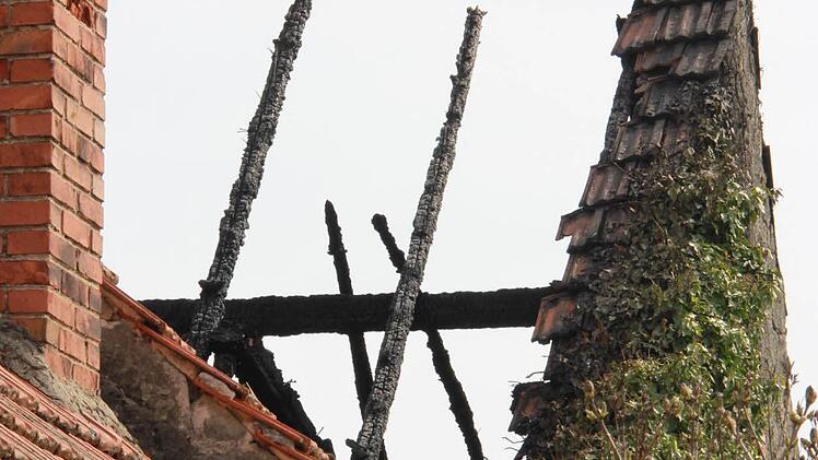 Das Feuer hat viel Zerstörung angerichtet. Einige Gebäudeteile drohen einzustürzen.  Foto: A. Lösch