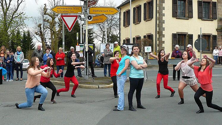 Die Crazy Dancers erfreuten die Besucher auf dem Marktplatz.