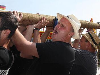Auch Bürgermeister Gerald Brehm half bei der schweißtreibenden Arbeit mit. Foto: Sonja Werner