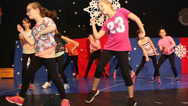 Vollgas gaben die Funny Girls aus der Klasse 5b bei ihrem Tanz. Foto: Michael Stelzner