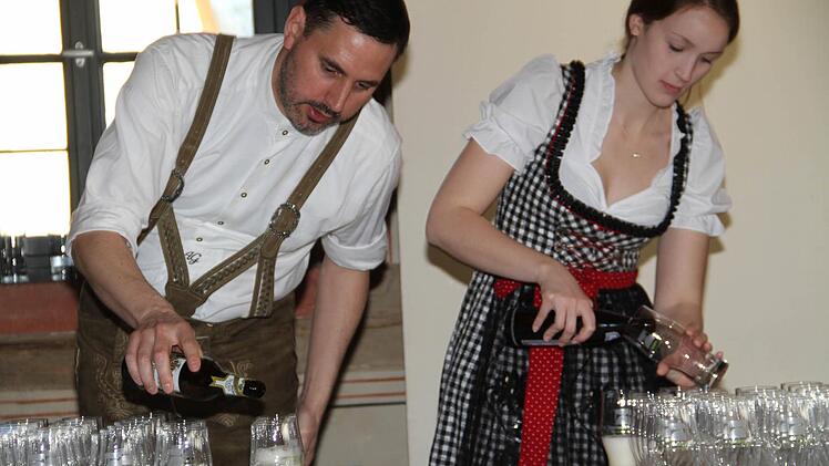Kümmern sich um den Nachschub: Pressesprecher Andreas Grosch und Monika Düthorn Foto: Gerda Völk