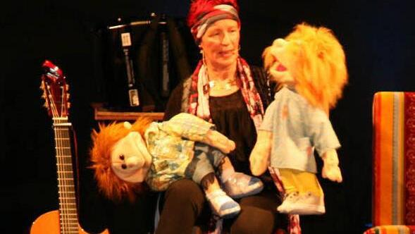 Witzig und hintergründig: Roswitha Spielberg mit ihren Handpuppen. Foto: Klaus Klaschka