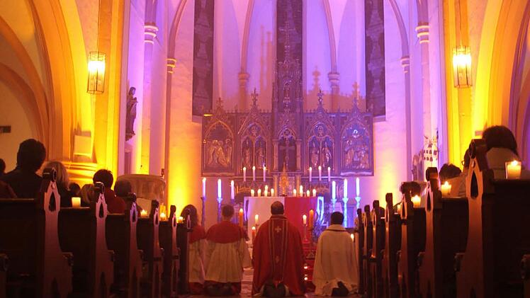 Viele Gläubige genossen die schöne Stimmung bei der "Nacht der Lichter" in der katholischen Kirche "Unsere Liebe Frau". Foto: Sonny Adam