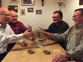 Bei dieser fröhlichen Schafkopfrunde im Gasthaus Räther in Oberzettlitz gilt der Euro nichts: Wenn Walter Klein, Helmut und Bernd Herold sowie Norbert Ohnemüller (von links) Karten spielen, ist die D-Mark immer noch die gültige Währung. "Sonst wären drei Viertel vom Vergnügen weg."  Foto: Stephan Tiroch