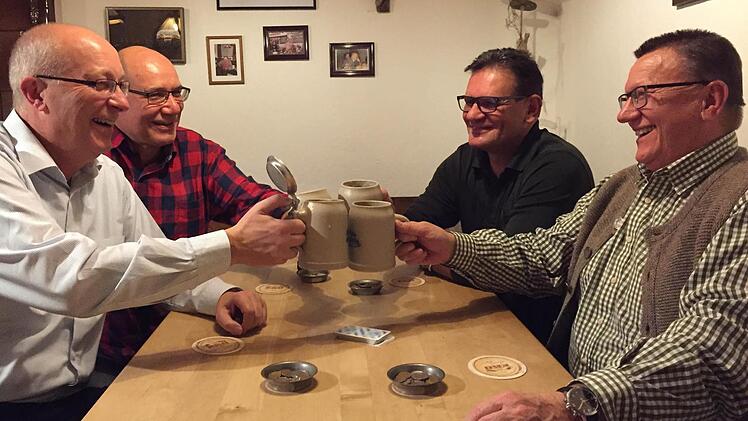 Bei dieser fröhlichen Schafkopfrunde im Gasthaus Räther in Oberzettlitz gilt der Euro nichts: Wenn Walter Klein, Helmut und Bernd Herold sowie Norbert Ohnemüller (von links) Karten spielen, ist die D-Mark immer noch die gültige Währung. "Sonst wären drei Viertel vom Vergnügen weg."  Foto: Stephan Tiroch