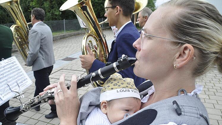 Weil Andrea Köhler keinen Babysitter hatte, musste klein Anton in der Bauchtrage mit. Dem Baby gefiel es. Foto: Peter Klopf