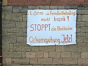 Die Bürgerinitiative "Verkehrsentlastung für Nüdlingen, Ortsumgehung jetzt"informierte über den Sachstand.  Foto: Ewald Kiesel