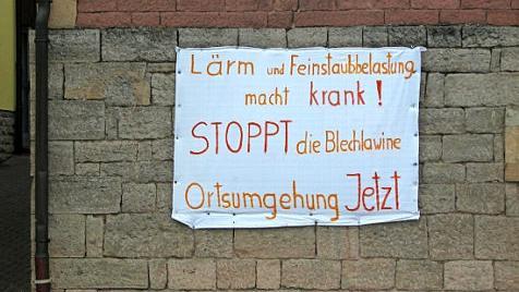 Die Bürgerinitiative "Verkehrsentlastung für Nüdlingen, Ortsumgehung jetzt"informierte über den Sachstand.  Foto: Ewald Kiesel