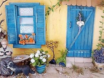 Unser Bild zeigt eine idyllische Szene mit der lesenden Oma vor dem Haus, geschaffen von Conny Schmitt und in der Kronacher Miniaturausstellung ausgestellt.  Foto: Gerd Fleischmann