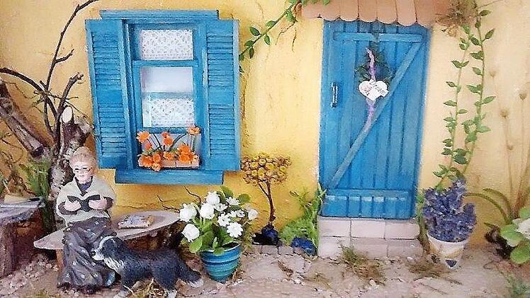 Unser Bild zeigt eine idyllische Szene mit der lesenden Oma vor dem Haus, geschaffen von Conny Schmitt und in der Kronacher Miniaturausstellung ausgestellt.  Foto: Gerd Fleischmann