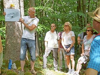 So in etwa wie auf der Skizze d&uuml;rfte die fr&uuml;hmittelalterliche Festung auf dem Dornig ausgesehen haben, erfuhren die Exkursionsteilnehmer von Bernhard Christoph.  Foto: Mario Deller