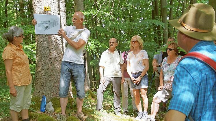 So in etwa wie auf der Skizze d&uuml;rfte die fr&uuml;hmittelalterliche Festung auf dem Dornig ausgesehen haben, erfuhren die Exkursionsteilnehmer von Bernhard Christoph.  Foto: Mario Deller