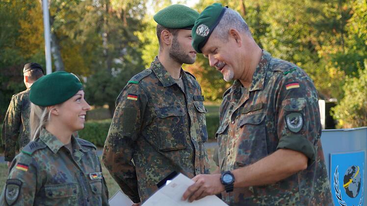 Als Anerkennung für ihre herausragenden sportlichen Leistungen beim Military Fitness Cup 2018 überreicht Oberst Klaffus (r.) auch der Oberstabsgefreiten Sandra Grieser (l.) den Coin des Inspekteur des Heeres.
