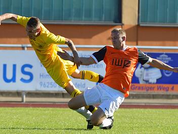 Gegen den FSV Unterleiterbach ist die Kleintettauer Abwehr um Alexander Pflügner (orangenes Trikot, hier im Zweikampf mit Yannik Gründel vom TSV Ebensfeld) besonders gefordert, um nicht wieder eine 0:5-Klatsche zu erleben wie im Hinspiel.  Foto: Gunther Czepera