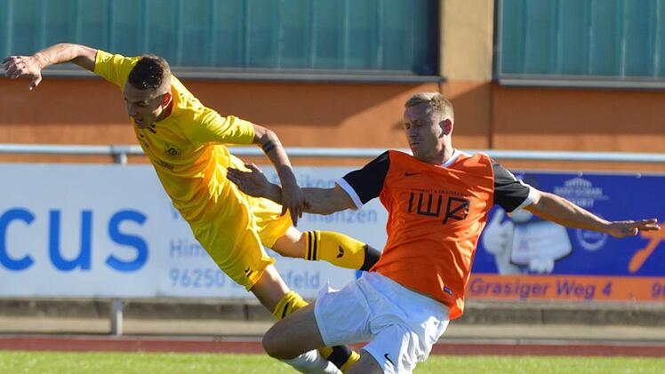Gegen den FSV Unterleiterbach ist die Kleintettauer Abwehr um Alexander Pflügner (orangenes Trikot, hier im Zweikampf mit Yannik Gründel vom TSV Ebensfeld) besonders gefordert, um nicht wieder eine 0:5-Klatsche zu erleben wie im Hinspiel.  Foto: Gunther Czepera