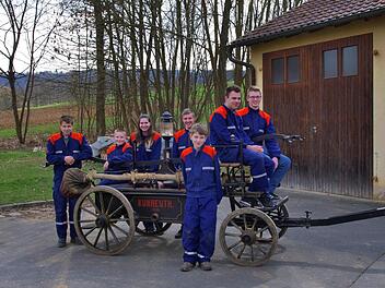 Als eigenen Beitrag  zum 150. Jubiläum der Freiwilligen Feuerwehr Kunreuth überholte die Jugendgruppe die Spritze von 1883.Galster
