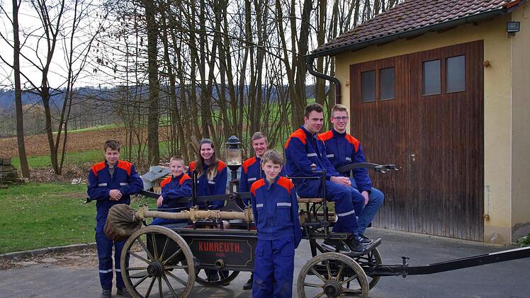 Als eigenen Beitrag  zum 150. Jubiläum der Freiwilligen Feuerwehr Kunreuth überholte die Jugendgruppe die Spritze von 1883.Galster