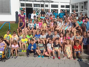 Noch vor dem Transport in die Klassenzimmer hatten alle Schülerinnen und Schüler die Bänke gleich einer ausführlichen Sitzprobe unterzogen. Draußen, auf einer Außentreppe, entstand dann unser Foto für die Zeitung. Rolf Pralle