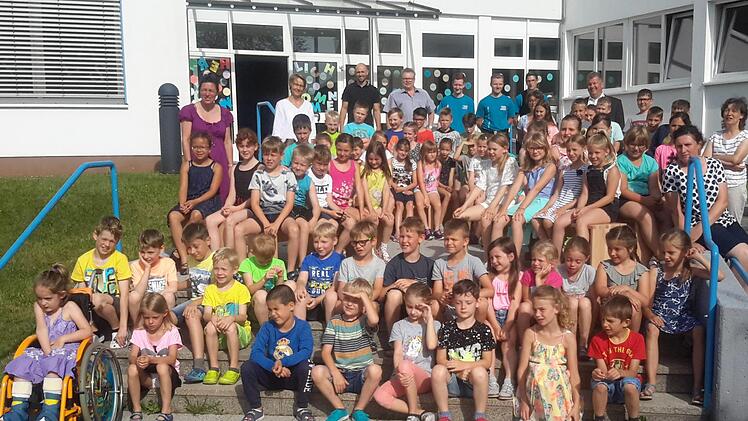 Noch vor dem Transport in die Klassenzimmer hatten alle Schülerinnen und Schüler die Bänke gleich einer ausführlichen Sitzprobe unterzogen. Draußen, auf einer Außentreppe, entstand dann unser Foto für die Zeitung. Rolf Pralle