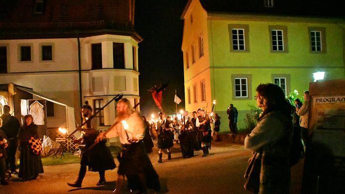 Ein Fackelumzug der Teilnehmer des diesjährigen Forum Cistercium in Maria Bildhausen führte über das Gelände.  Hanns Friedrich