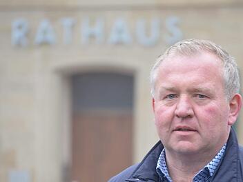 Kandidiert wieder: B&uuml;rgermeister Egon Kl&ouml;ffel vor dem Rathaus in Thundorf.  Foto: Isolde Krapf