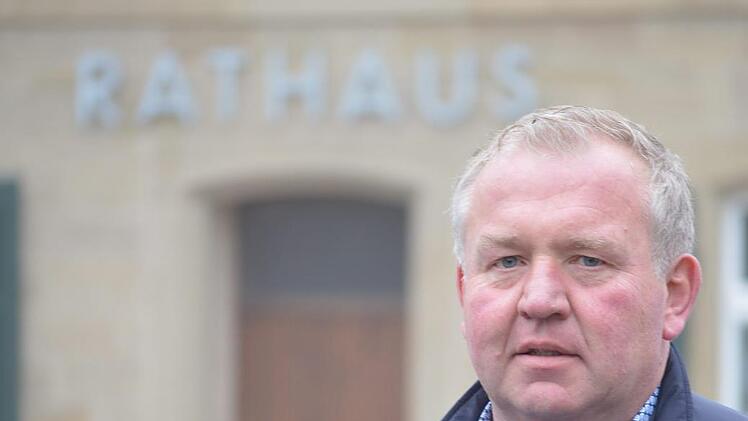 Kandidiert wieder: B&uuml;rgermeister Egon Kl&ouml;ffel vor dem Rathaus in Thundorf.  Foto: Isolde Krapf