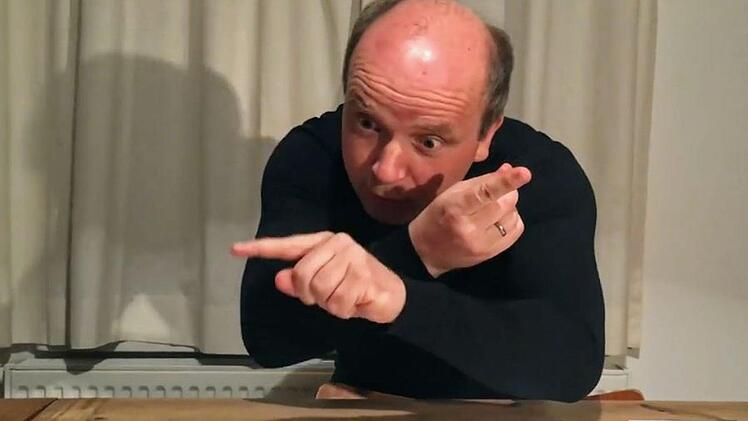 Gestenreicher Musikbeschwörer: Coburgs GMD Roland Kluttig dirigiert Dieter Schnebels "Nostalgie".Foto: Landestheater