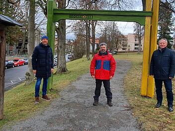 Das Bild zeigt (von links) Klaus Spitzl (Geschäftsführer NBR), den neuen Wanderwegekoordinator Alvaro Sanchez und Landrat Thomas Bold am Einstieg des Fernwanderwegs Hochrhöner in Bad Kissingen.