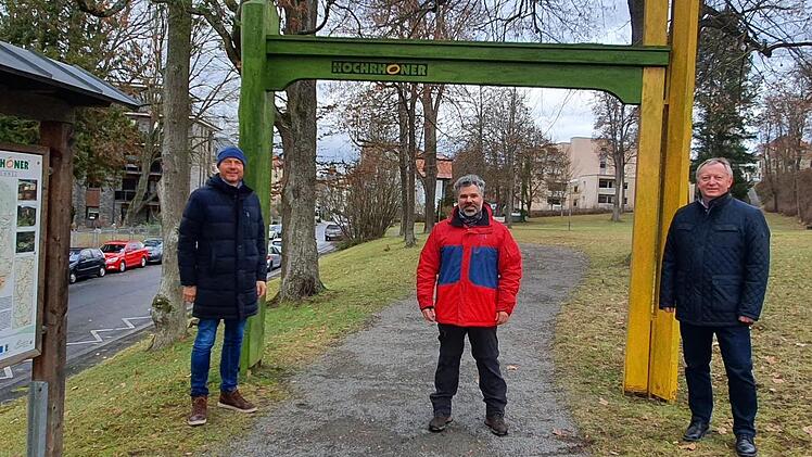 Das Bild zeigt (von links) Klaus Spitzl (Geschäftsführer NBR), den neuen Wanderwegekoordinator Alvaro Sanchez und Landrat Thomas Bold am Einstieg des Fernwanderwegs Hochrhöner in Bad Kissingen.