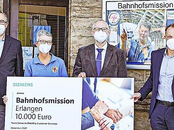 In der Bahnhofsmission in Erlangen ist die Spende von Siemens Mobility sehr willkommen; das Bild zeigt von links Peter Dunker von Siemens Mobility GmbH, Claudia Steubing, Einrichtungsleitung Bahnhofsmission Erlangen, Matthias Ewelt, Vorstand Diakonie, und Torsten Wehrkamp von Siemens Mobility GmbH.